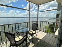 2 Bed/2 Bath Condo - Close to Downtown Sebring & Racetrack セブリングのホテル