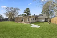 One Story Home Away From Home 3BR/2Baths With Family Ready Full Kitchen Hotels near Louisiana State University Rural Life Museum