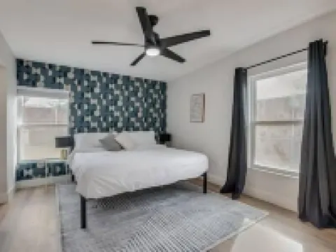 Old Town Keller 5bed 3 bath home Hotels in Keller