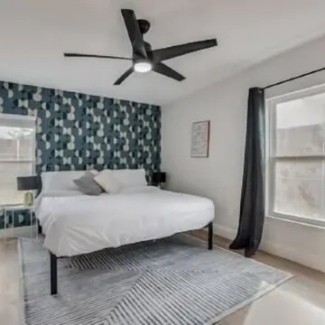 Old Town Keller 5bed 3 bath home Отели в г. Келлер