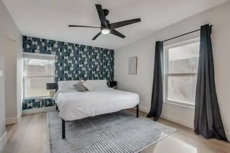 Old Town Keller 5bed 3 bath home Отели в г. Келлер