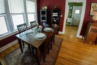 Steps to Downtown Iowa City, Cozy and Colorful!