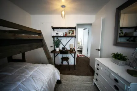 The Flower Artist Home- walk to Pub, Shops & Trails. Dog-friendly! Отели в г. Lafayette