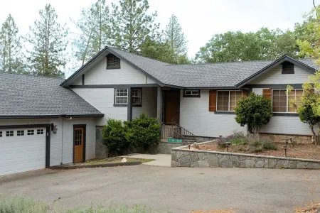 Charming and Rustic Luxury under the stars of Yosemite!