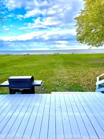 Pet Friendly Beach House, Bay Access, Stunning Views, access to State Park