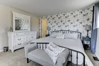 Farmhouse Cabin w/Game room in a Historic Gold Mine Town w/Mountain Views