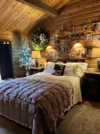 Beautifully decorated large private log home 10 minutes from the mountain.