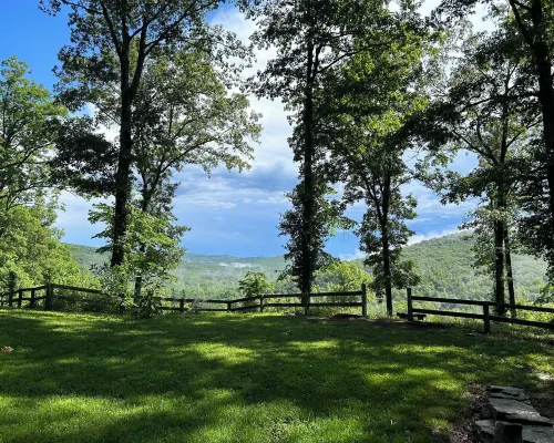 Homestead Cabin in the Ozarks, w/ a view! 約翰遜縣酒店