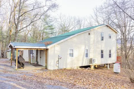 Spacious + Rustic Cabin Near Penns Creek