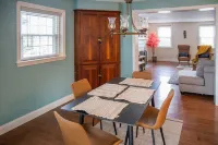 Charming 4bdrooms I 2.5 bath I Free Parking I 1 block from Wedding Venue Hotels in Upper Darby