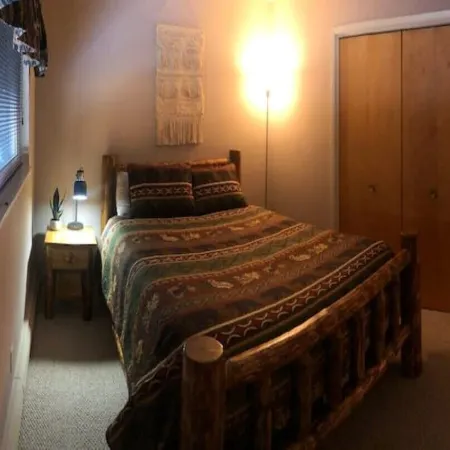 PineCone Lodge - 3 bed/2 bath - South Lake Tahoe (sleeps 6)