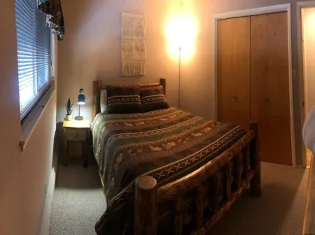 PineCone Lodge - 3 bed/2 bath - South Lake Tahoe (sleeps 6)