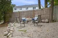 2 Bd/2 Bth with  ·King bed ·2 floors · Private Parking · Downtown Rockport