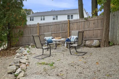 2 Bd/2 Bth with  ·King bed ·2 floors · Private Parking · Downtown Rockport Отели рядом с достопримечательностью «Motif #1»