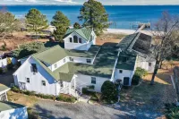 All Year Retreat - Indoor Heated Pool, Beach, Game & Movie Cottage, Sleeps 21