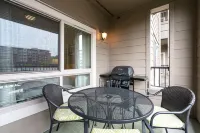 Walk to all Kirkland has to offer Hotel a Kirkland