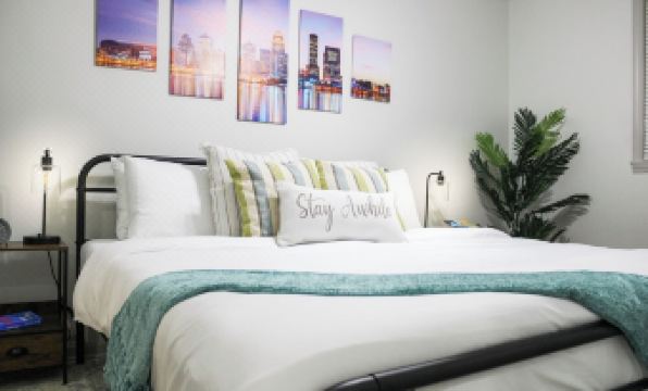 Cozy Riverside Apt. Min to Downtown Louisville.  King Bed, Coffee Bar!