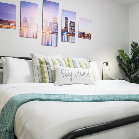 Cozy Riverside Apt. Min to Downtown Louisville. King Bed, Coffee Bar!