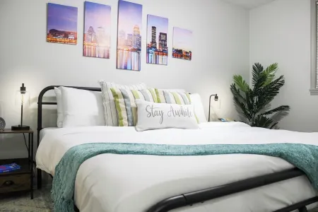 Cozy Riverside Apt. Min to Downtown Louisville.  King Bed, Coffee Bar!