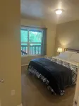 Charming 2-bedroom apartment with AC, WiFi in marvelous Missoula Các khách sạn gần Mt Sentinel trail hike
