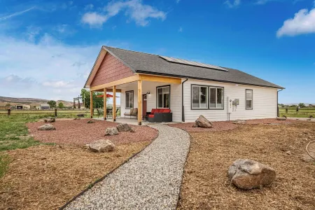 Adobe Creek Cottage - Serene Setting Close to Golf, Mountain Biking & Hiking