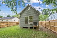 Cozy Cottage: Steps from LSU & Minutes to Downtown