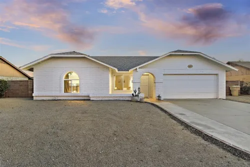 Kulla Oasis: Family Retreat-Park Access-Free Heated Pool-Fast Wi-Fi-Near Stadium Hotels in Glendale