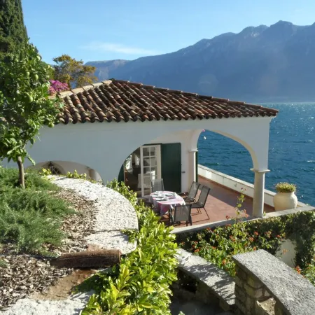 Elegant villa directly on the lake