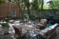Jones Street 5 Star HGTV inspired Carriage House Historic Savannah!   Dogs Ok - บังกะโล