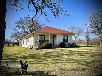 Historic Ranch Bungalow - Luxurious Ranch vacation - Free WiFi - Family Fun!