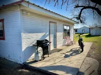 Historic Ranch Bungalow - Luxurious Ranch vacation - Free WiFi - Family Fun!