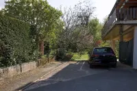 Rare, Cozy "loft type" studio with terrace and garden in the heart of St Jorioz.