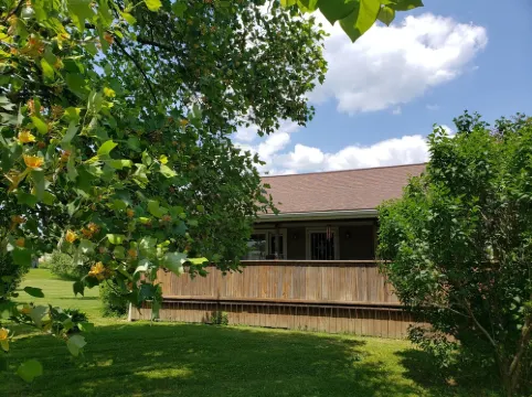 Conveniently located 2 bedroom home only minutes from hiking and state park fun!