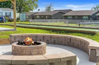 Restful Retreat: Lake Resort and Private Hot Tub