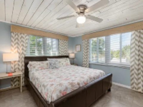 Beautiful downtown Melbourne Beach renovated apartment one block from the beach! 墨爾本海灘酒店