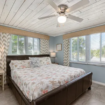 Beautiful downtown Melbourne Beach renovated apartment one block from the beach!