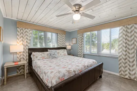 Beautiful downtown Melbourne Beach renovated apartment one block from the beach!