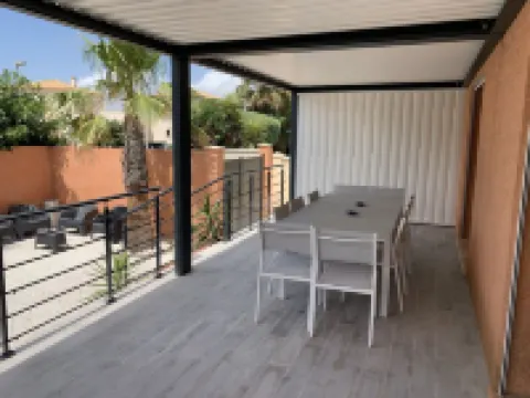 3mn walk from the beach, VILLA 5 bdrms in private residence between SEA and POND Hotels in Frontignan