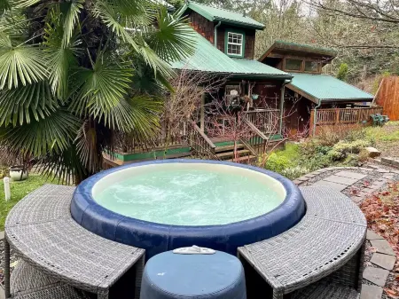 The Woodpecker Cabin on Guemes Island with Hot Tub!