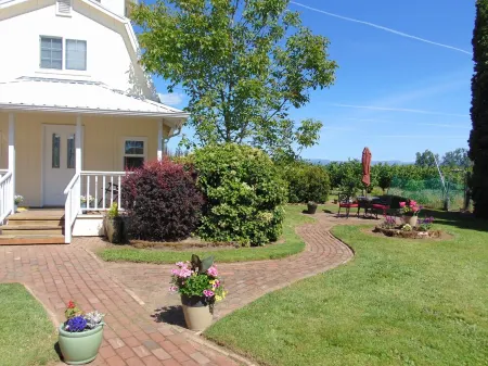 Cozy Cottage on family hazelnut farm in beautiful Willamette Valley