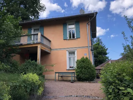 Quietly located vacation home at the foot of Wartburg Castle Отели в г. Айзенах