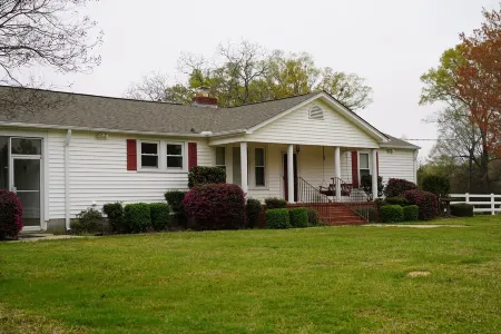 Quiet farmhouse nestled near Presbyterian College and Clinton, SC w/pool table.