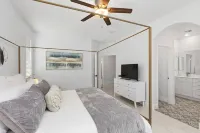 Chandler Court Getaway by GPM - Private Pool + Games + More! Walk to Festivals