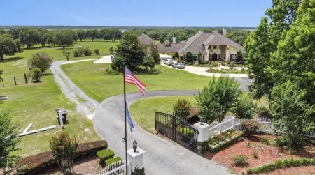 Lakefront Guesthouse on 230 Acres - Very Private - Connect with Nature in style!