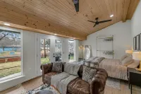 New!!! Entire beautiful lake house on a quiet cove