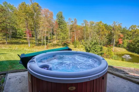 Wow! Timber Ranch Lodge, 43 acres, Sleeps 12, Family and Pet Friendly!