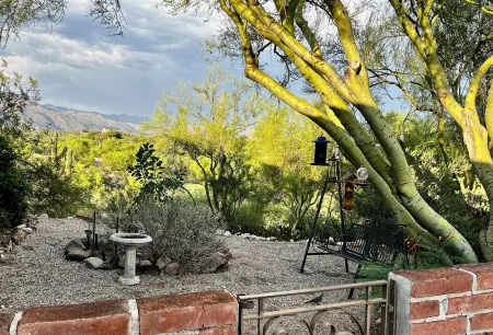 Quiet desert getaway with beautiful views and heated pool, pet-friendly Отели рядом с достопримечательностью «Tucson Clay Co-Op»