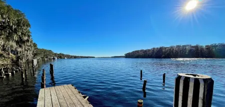 St. Johns River Cabin (Pet Friendly)