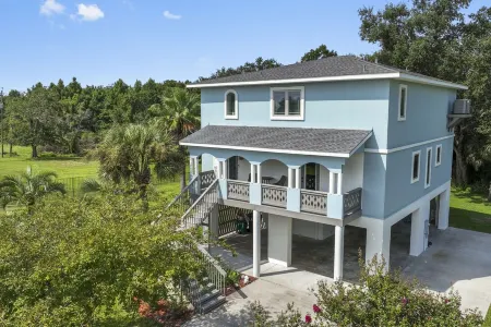 Stunning Custom Home. Walk to the Beach. Heated POOL! Elevator! Отели рядом с достопримечательностью «Mississippi Coast Coliseum and Convention Center»