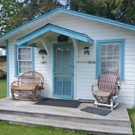 Quaint cozy little cabin geared for folks coming to Leech Lake to fish or relax.